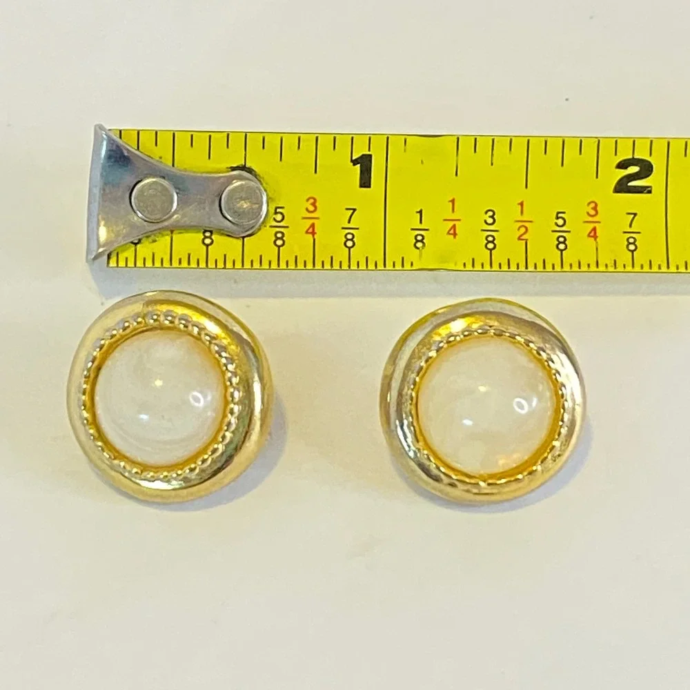 Vintage Gold Tone Cream Stone‎ Cabochon Round Stud Earrings Beaded Button